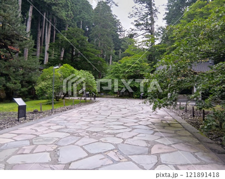 日光東照宮の境内の参道 121891418