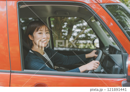 運転する若い女性 121891441