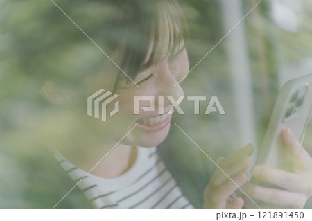 スマホを見る助手席の女性 スマホを見る助手席の女性 121891450