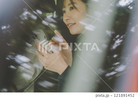 スマホ地図アプリでルート検索する助手席の女性 スマホ地図アプリでルート検索する助手席の女性 121891452