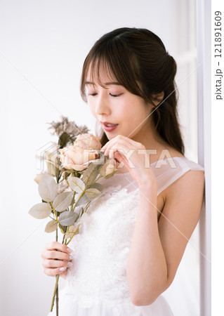 ウエディングドレスを着た黒髪ロングヘアの若い女性 ウエディングドレスを着た黒髪ロングヘアの若い女性 121891609