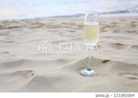 南国のビーチとワイングラスに飲み物が入った風景 南国のビーチとワイングラスに飲み物が入った風景 121892004