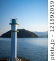 青い海と標識灯 121892059