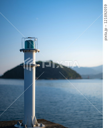 青い海と標識灯 121892059