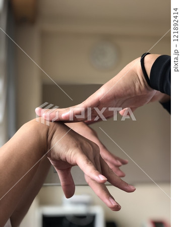2人の手 121892414