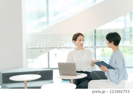 笑顔で打ち合わせをする女性 笑顔で打ち合わせをする女性 121892753