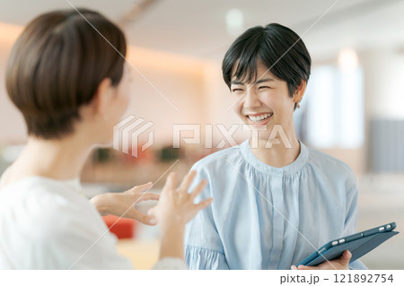 笑顔で打ち合わせをする女性 笑顔で打ち合わせをする女性 121892754