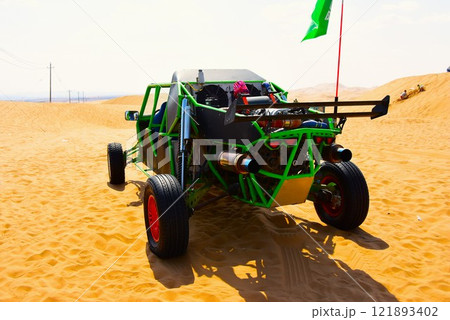 砂漠の四輪駆動車 121893402