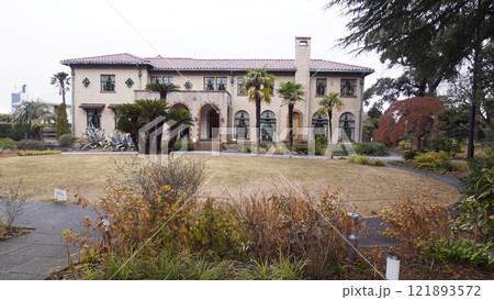 山手西洋館のベーリックホールの冬 121893572