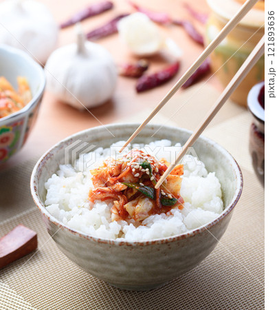 シャキシャキした食感で美味しい きゃべつキムチ 121893636