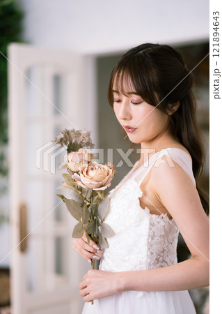 ウエディングドレスを着た黒髪ロングヘアの若い女性 ウエディングドレスを着た黒髪ロングヘアの若い女性 121894643