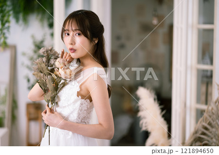 ウエディングドレスを着た黒髪ロングヘアの若い女性 ウエディングドレスを着た黒髪ロングヘアの若い女性 121894650