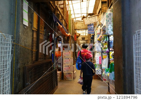 バギオ　シティ・マーケット　路地 121894796