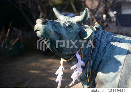 小豆島二十四の瞳映画村内瞳天満宮の撫で牛像-1 121894894