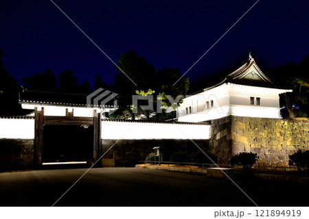 東京　皇居のライトアップ桜田門の夜景 121894919