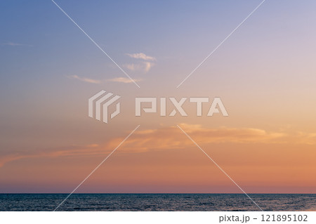 穏やかな海と柔らかな夕焼け 穏やかな海と柔らかな夕焼け 121895102