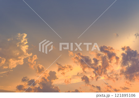 夕日の光に染まるドラマチックな雲 夕日の光に染まるドラマチックな雲 121895106