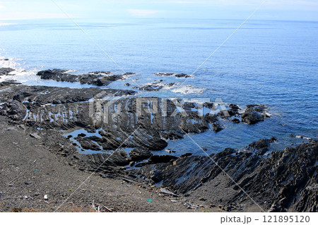 岩礁を露出した岩石海岸 121895120