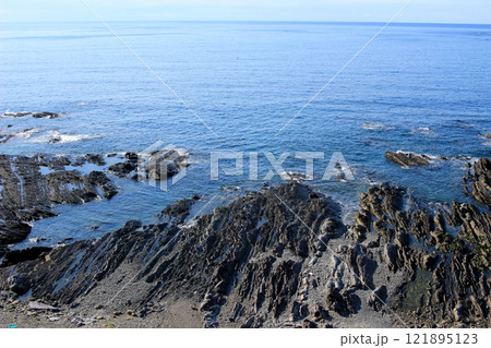 岩礁を露出した岩石海岸 121895123