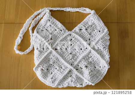 毛糸で編んだバッグ 121895258