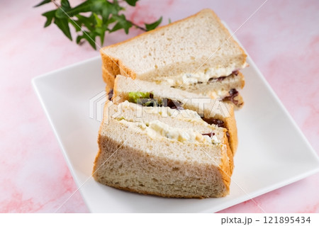 全粒粉食パンの卵サンド 121895434