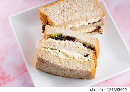 全粒粉食パンの卵サンド 121895436