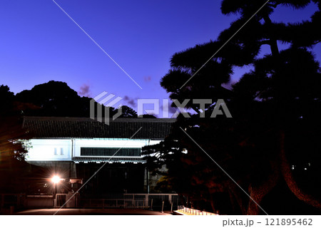 東京 皇居のライトアップ坂下門の夜景 東京 皇居のライトアップ坂下門の夜景 121895462