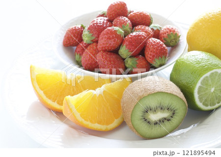 イチゴとオレンジとライムとキウイフルーツ 121895494