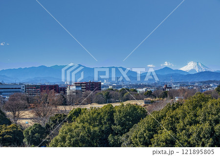立川市　立川ステージガーデン　スカイデッキの展望　富士山　丹沢山地稜線（左） 121895805