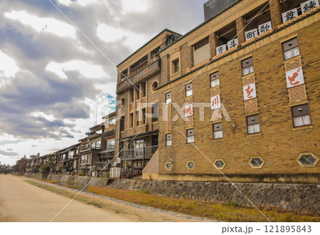 京都市三条京阪　三条鴨川周辺の街並み 121895843
