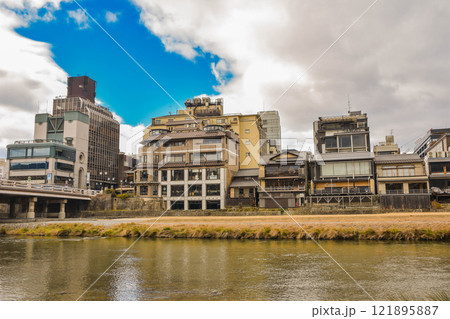 京都市東山区　三条京阪周辺の街並み 121895887