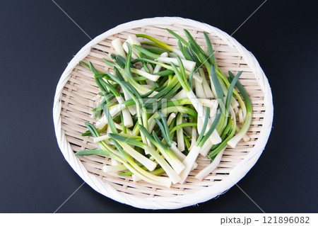 ザルに盛ったあさつき ザルに盛ったあさつき 121896082