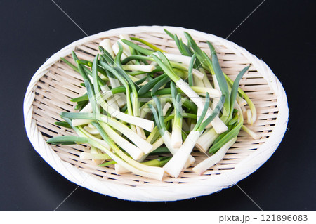 ザルに盛ったあさつき ザルに盛ったあさつき 121896083