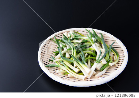 ザルに盛ったあさつき ザルに盛ったあさつき 121896088