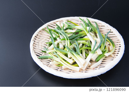 ザルに盛ったあさつき 121896090