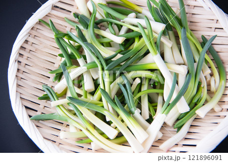 ザルに盛ったあさつき 121896091