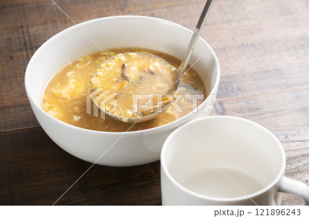 酸辣湯を盛り付ける 121896243