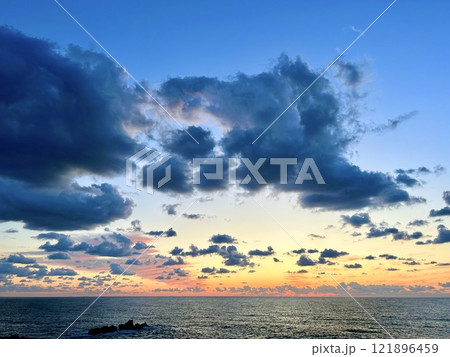 絵画のような色合いの空と海に沈む夕日 絵画のような色合いの空と海に沈む夕日 121896459