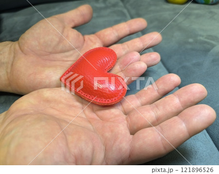 Hands holding a fresh lemon 121896526