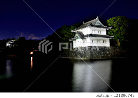 東京 皇居のライトアップ巽櫓の夜景 東京 皇居のライトアップ巽櫓の夜景 121896745