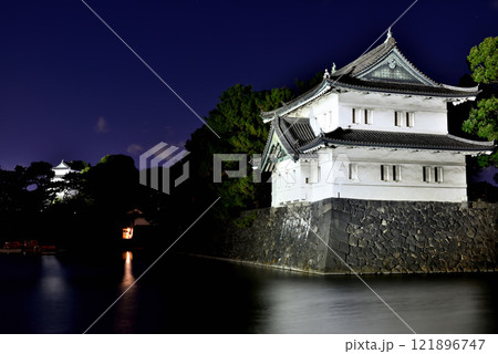東京 皇居のライトアップ巽櫓の夜景 東京 皇居のライトアップ巽櫓の夜景 121896747