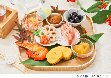 美しく盛り付けられたワンプレートおせち – お正月を彩る一口サイズのおせち盛り合わせ 121896826