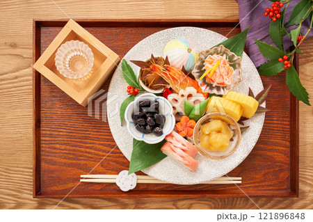 美しく盛り付けられたワンプレートおせち – お正月を彩る一口サイズのおせち盛り合わせ 121896848