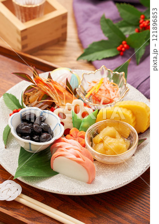 美しく盛り付けられたワンプレートおせち – お正月を彩る一口サイズのおせち盛り合わせ 美しく盛り付けられたワンプレートおせち – お正月を彩る一口サイズのおせち盛り合わせ 121896853