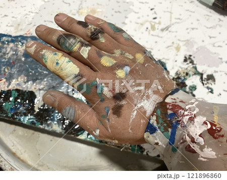 ペンキがついた手 121896860