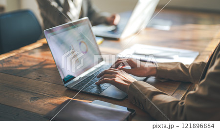 室内で撮影された女性ポートレート 121896884