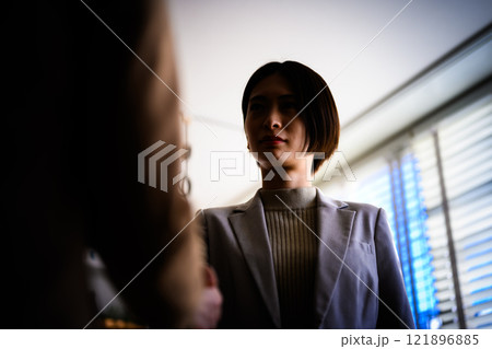 室内で撮影された女性ポートレート 121896885