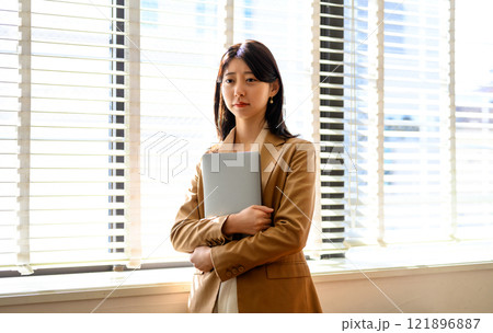 室内で撮影された女性ポートレート 室内で撮影された女性ポートレート 121896887