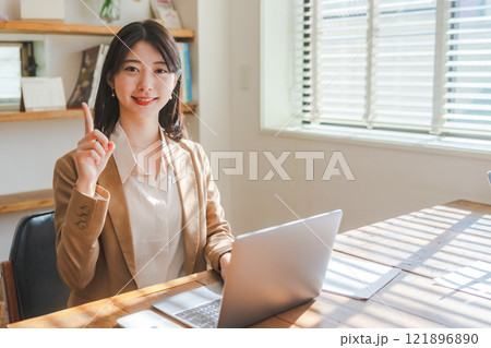 室内で撮影された女性ポートレート 121896890