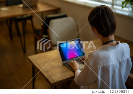 カフェでのワンシーン 121896895